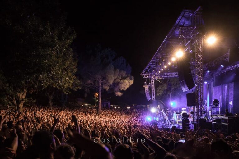 Le site du festival de Patrimonio éclairé pendant une soirée de concert