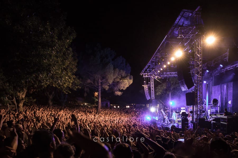 Le site du festival de Patrimonio éclairé pendant une soirée de concert