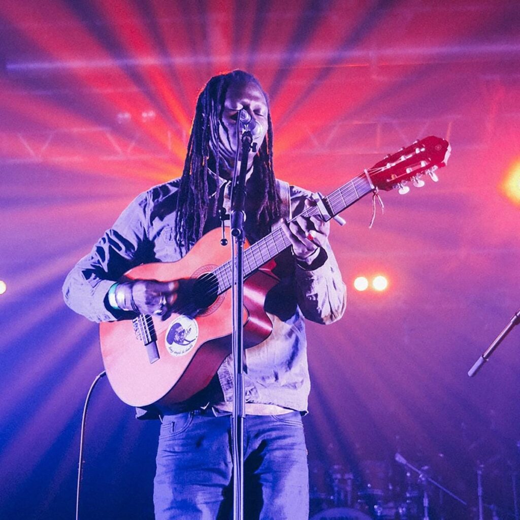 Lidiop en concert, guitare à la main