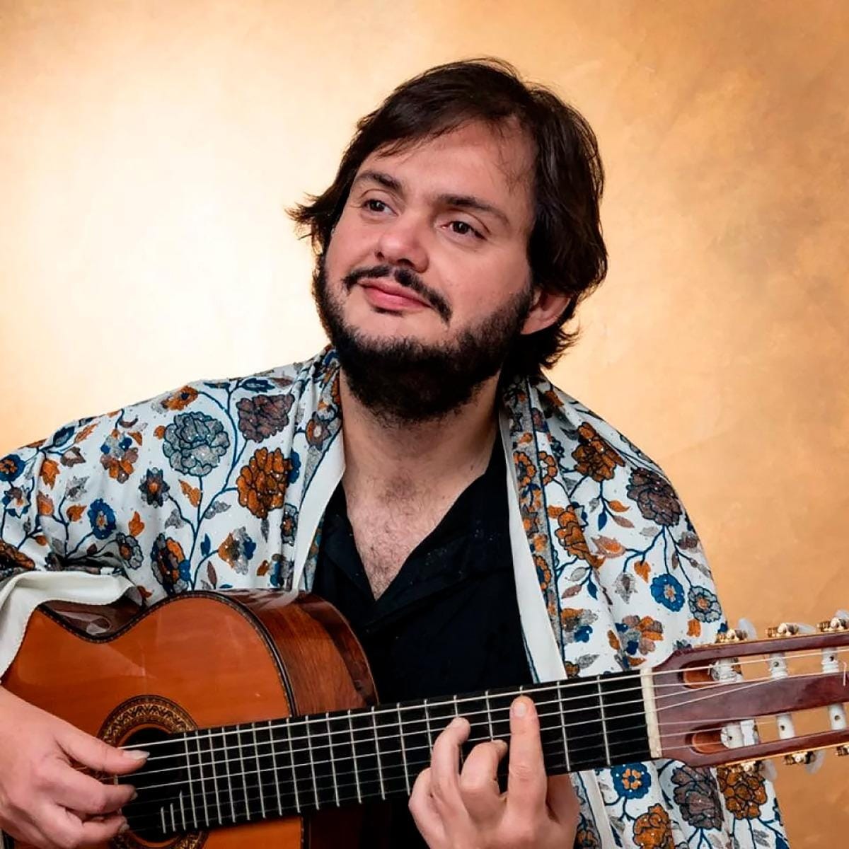 Yamandu Costa, guitariste brésilien, avec sa guitare à sept cordes