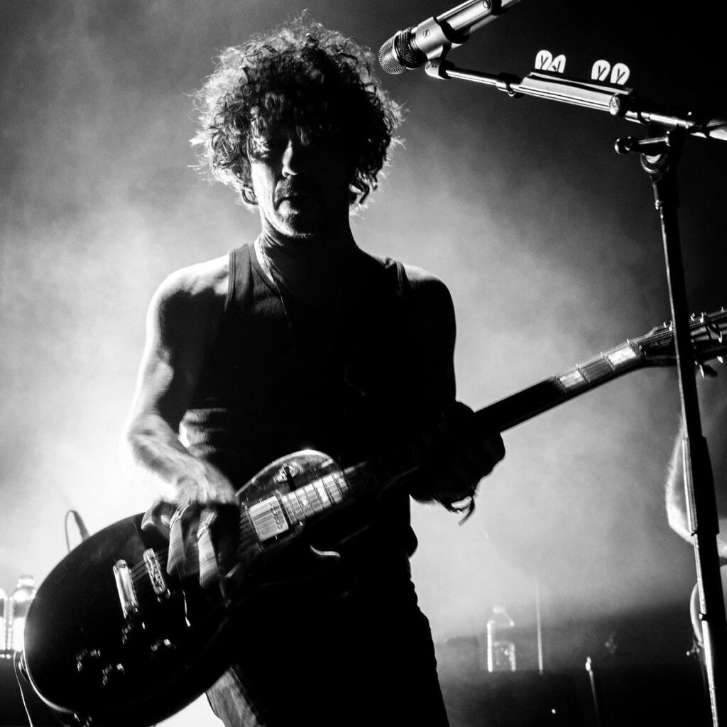 Yarol Poupaud, guitariste rock, sur scène